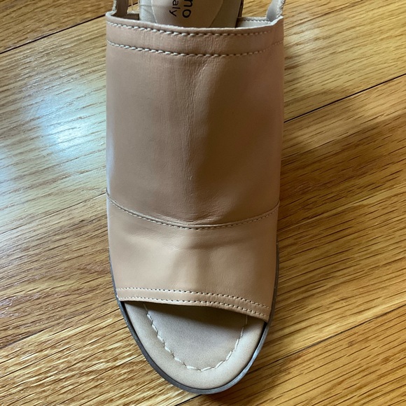 💕 Tan Leather Slingbacks with Stacked Heel 💕 - Picture 6 of 15